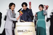 映画「屋根裏のラジャー」初日舞台挨拶で行われた鏡割りの様子。