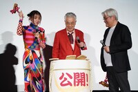 映画「屋根裏のラジャー」初日舞台挨拶で行われた鏡割りの様子。