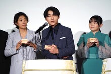 映画「屋根裏のラジャー」初日舞台挨拶の様子。左から安藤サクラ、寺田心、鈴木梨央。