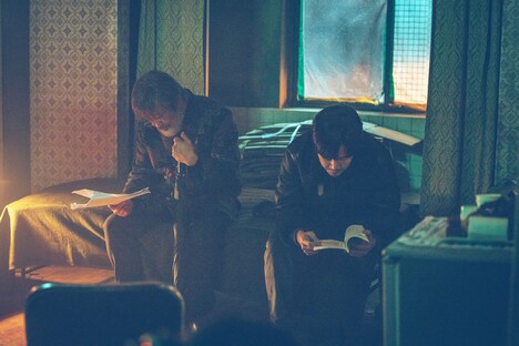 韓国ドラマ「餌【ミッキ】」撮影現場にて、左からホ・ソンテ、チャン・グンソク。