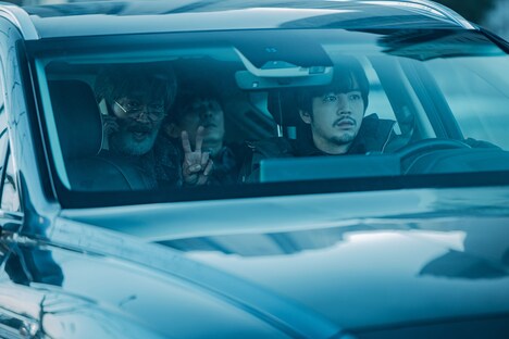 韓国ドラマ「餌【ミッキ】」撮影現場にて、左からホ・ソンテ、チャン・グンソク。