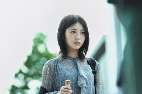 浜辺美波演じる美夏。