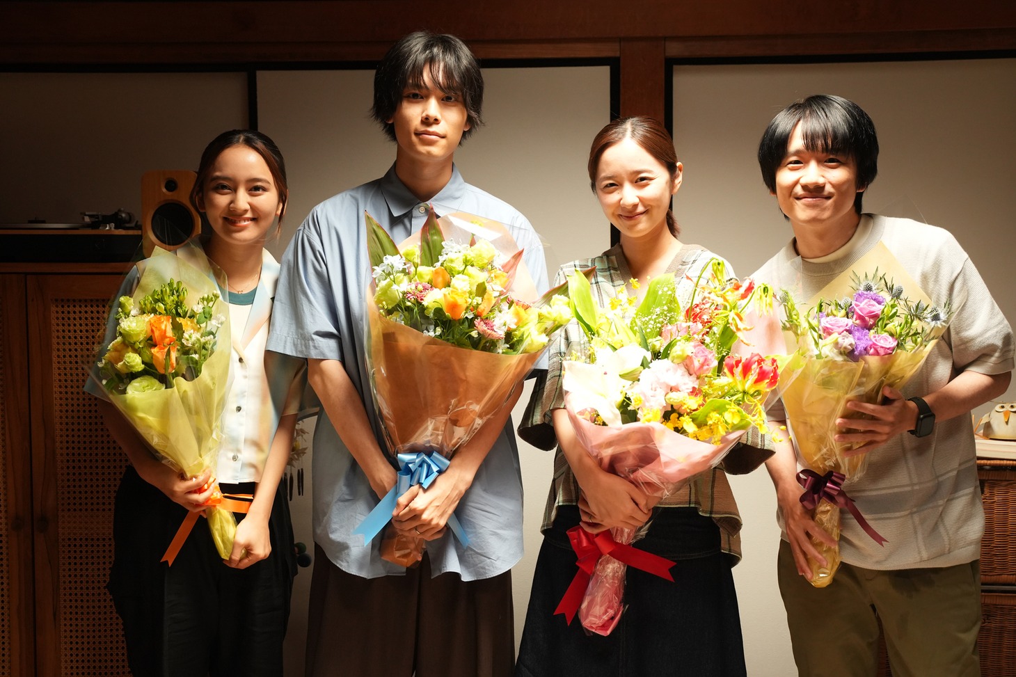 「たとえあなたを忘れても」クランクアップ時の様子。左から岡田結実、萩原利久、堀田真由、風間俊介。
