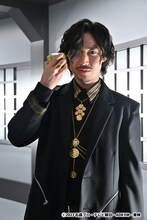 グリオン役の鎌苅健太。