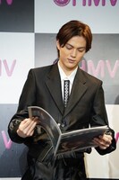 カレンダーのお気に入りカットを探す簡秀吉。