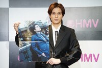 カレンダーのお気に入りカットを見せる簡秀吉。