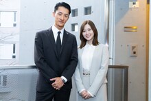 左から北沢辰之助役の岩本照、岸村里夏役の白石麻衣。