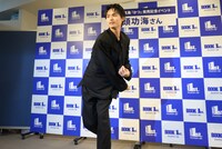 記者からのリクエストに応え、投球ポーズを披露する兵頭功海。