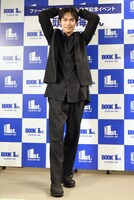 記者からのリクエストに応え、振り被る兵頭功海。