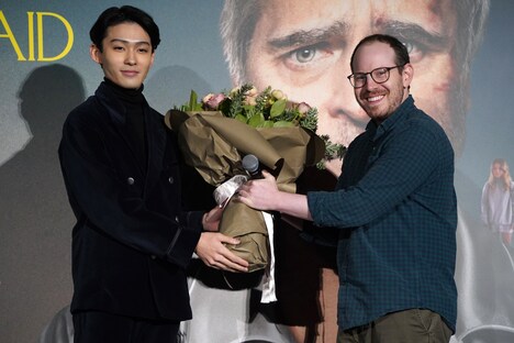 左から市川染五郎、アリ・アスター。