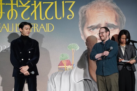 左から市川染五郎、アリ・アスター。