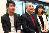 右から館主の樋口智巳、前館主の樋口昭正、館主の息子・樋口直樹。