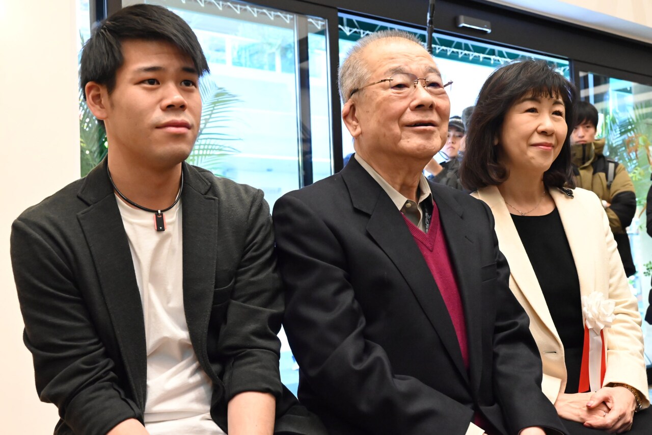 右から館主の樋口智巳、前館主の樋口昭正、館主の息子・樋口直樹。