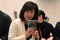著書を宣伝する3代目館主・樋口智巳。