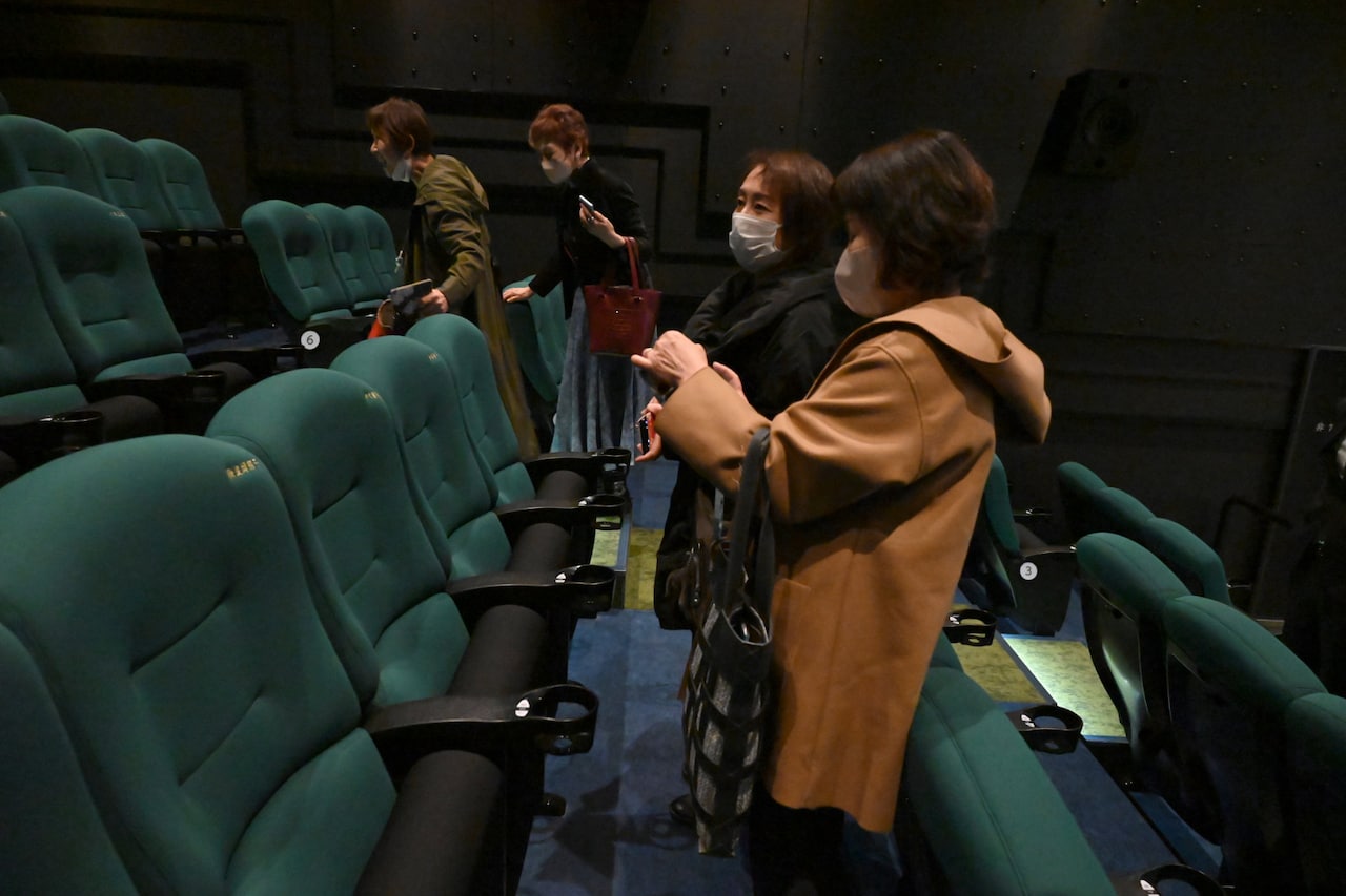 座席に刺繍された映画人の名前を写真に撮る客。