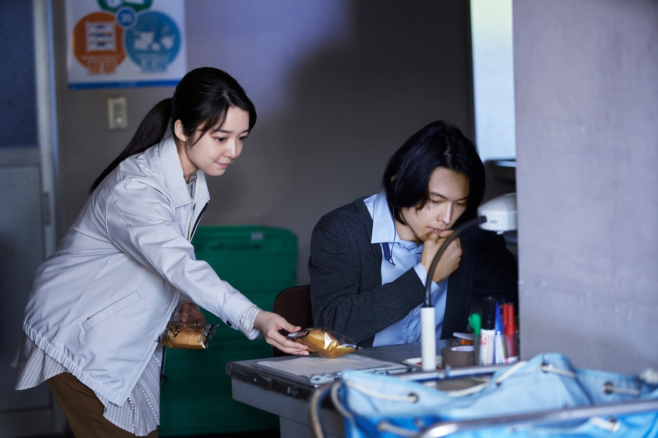 「夜明けのすべて」新場面写真、松村北斗と上白石萌音が“同志”のような関係に