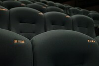 鮎川誠、青山真治の名前が刺繍された座席。