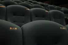 鮎川誠、青山真治の名前が刺繍された座席。