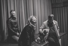 左よりユッシ・ヴァタネン、アルマ・ポウスティ、アキ・カウリスマキと愛犬のアルマ。（Photo：Tomi Wahlroos）