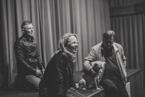 左よりユッシ・ヴァタネン、アルマ・ポウスティ、アキ・カウリスマキと愛犬のアルマ。（Photo：Tomi Wahlroos）