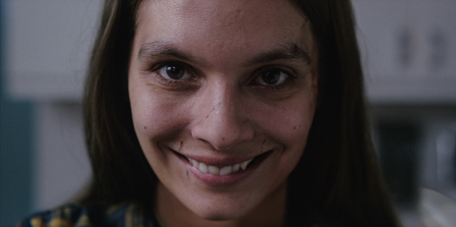 「SMILE/スマイル」場面写真 (c) 2022, 2024 PARAMOUNT PLAYERS, A DIVISION OF PARAMOUNT PICTURES