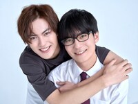 左から松本栄枝役の簡秀吉、曽我久志役の西山潤。