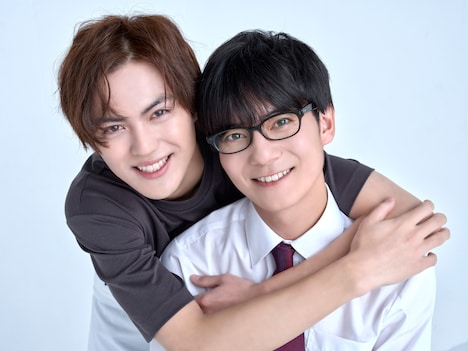 左から松本栄枝役の簡秀吉、曽我久志役の西山潤。