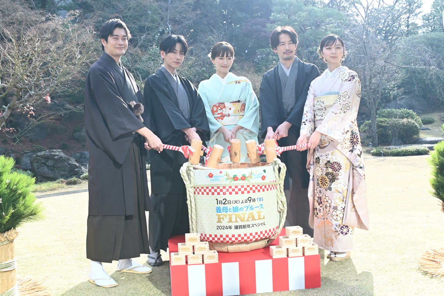 「義母と娘のブルースFINAL2024年謹賀新年スペシャル」制作発表会見の様子。左から井之脇海、佐藤健、綾瀬はるか、竹野内豊、上白石萌歌。