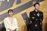 矢本悠馬（右）の挨拶に笑う山田杏奈（左）。