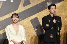 矢本悠馬（右）の挨拶に笑う山田杏奈（左）。