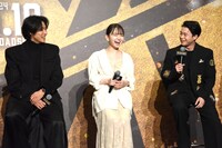 笑う山崎賢人（左）と山田杏奈（中央）に、「イジるな！」と声を掛けた矢本悠馬（右）。
