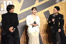 笑う山崎賢人（左）と山田杏奈（中央）に、「イジるな！」と声を掛けた矢本悠馬（右）。