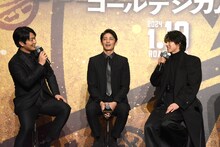 玉木宏（中央）を挟んで会話をする、工藤阿須加（左）と山崎賢人（右）。