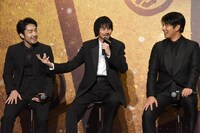 ボディダブルとの撮影の説明に苦戦する柳俊太郎（中央）。両端は困惑した様子の柳を見守る、大谷亮平と工藤阿須加。