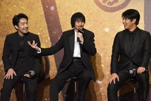 ボディダブルとの撮影の説明に苦戦する柳俊太郎（中央）。両端は困惑した様子の柳を見守る、大谷亮平と工藤阿須加。