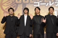 「ゴールデンカムイ」完成報告会にて、ムービーカメラに手を振るキャストたち。