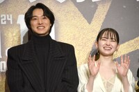 ムービーカメラにいろいろなパターンで手を振り、笑い合っていた山崎賢人（左）と山田杏奈（右）。