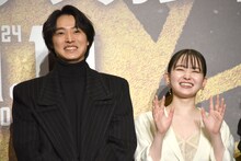 ムービーカメラにいろいろなパターンで手を振り、笑い合っていた山崎賢人（左）と山田杏奈（右）。