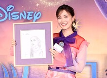 直筆イラストのプレゼントに笑顔を浮かべる生田絵梨花。