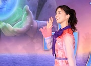 観客に手を振る生田絵梨花。