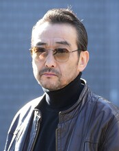 吹越満扮する指示役の男。