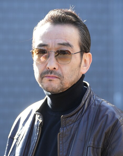 吹越満扮する指示役の男。