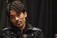 山本章博扮するロン。