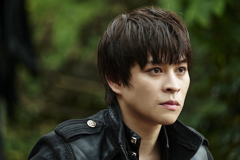 西銘駿扮するオビ。