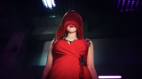 忍野さら扮する誘惑者。