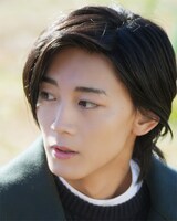 ソジュン役の長妻怜央。