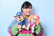 赤尾でこ。人形は「パウ・パトロール」シリーズに登場するチェイス(左)とスカイ(右)。