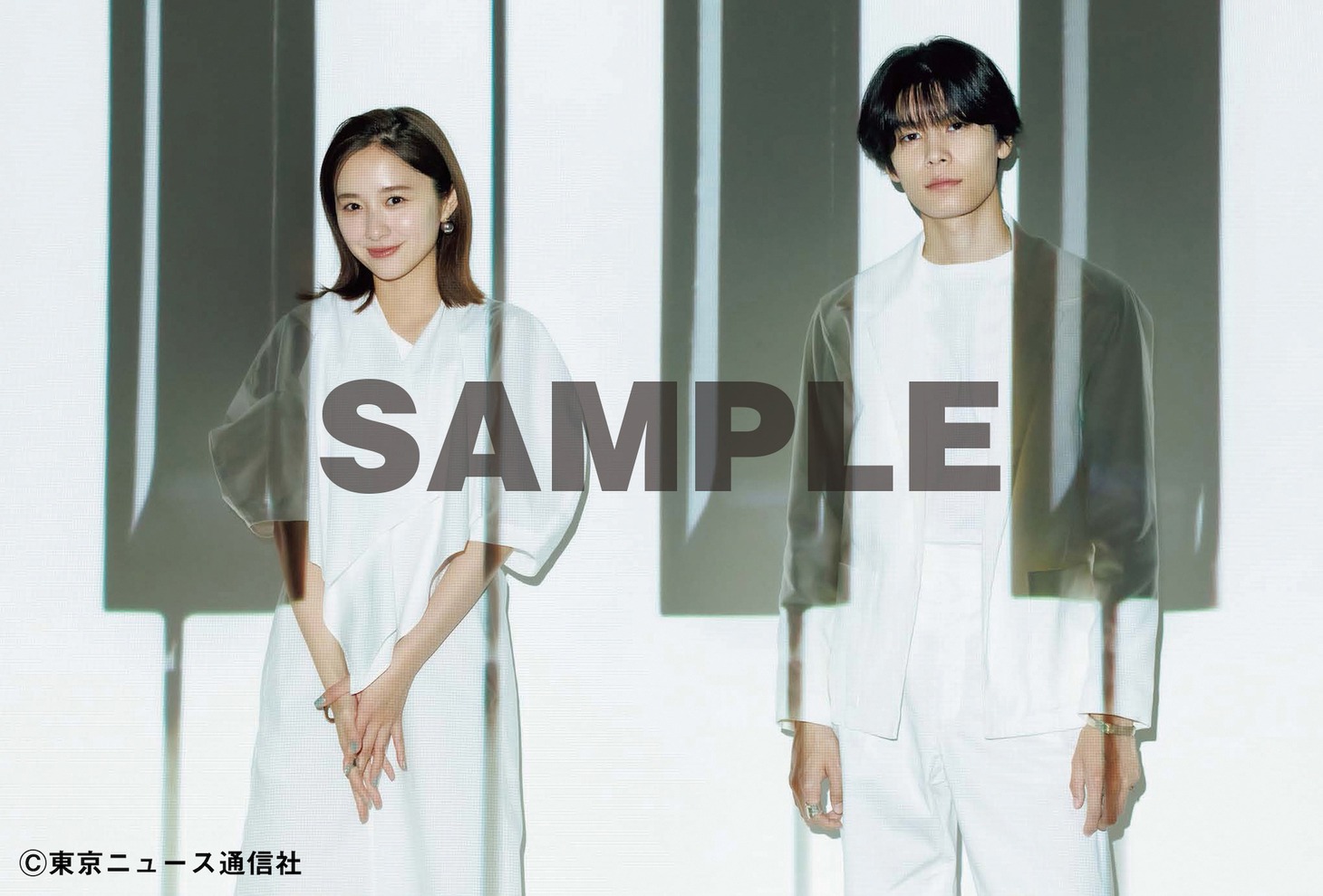 楽天ブックス購入特典のポストカード（イメージ / 堀田真由×萩原利久）。