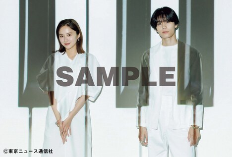 楽天ブックス購入特典のポストカード（イメージ / 堀田真由×萩原利久）。