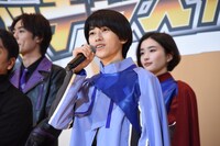 本島純政（中央）